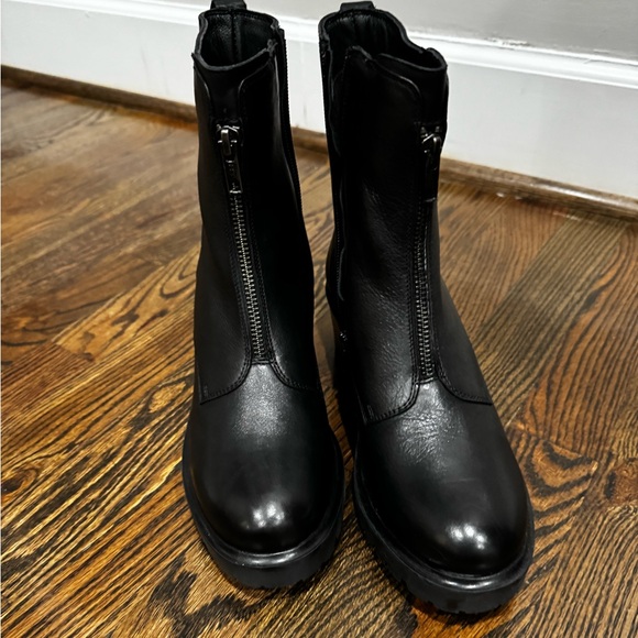 New never worn signature leather boots - Picture 1 of 5